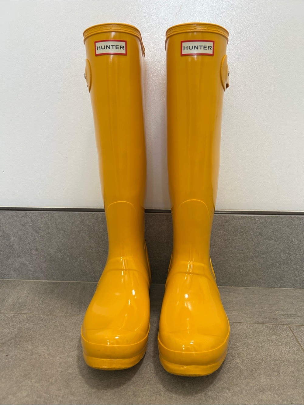 Hunter Tall Gloss Rain Boots in Bright Yellow women’s size 9